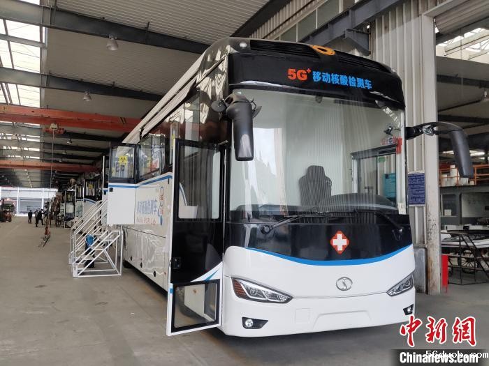 揭秘“成都造”5G智能移动核酸检测车:全流程自动化日检2万人份