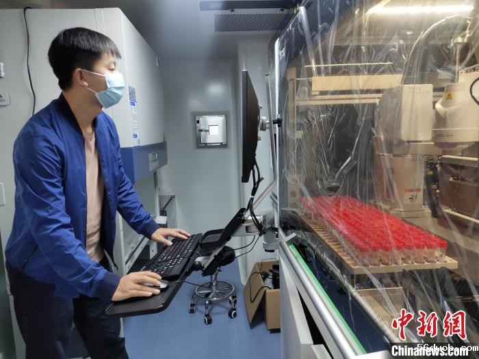 工作人员在调试检测车内部设备。 王鹏 摄 工作人员在调试检测车内部设备。 王鹏 摄