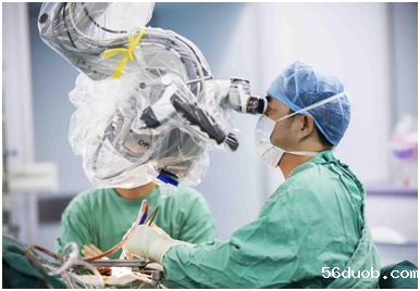 李雪松教授手术中